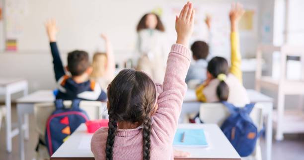 Aula de primaria con estudiantes